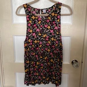 Old Navy. Never been worn. Excellent condition top!!
